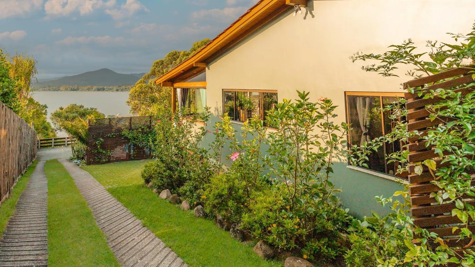 Casa de Férias Recanto Lagoa - Casas Completas Na Beira Da Lagoa Com Piscina Aquecida, Jacuzzi Privativa, Mesa De Sinuca E Muito Mais Praia do Rosa Brasil