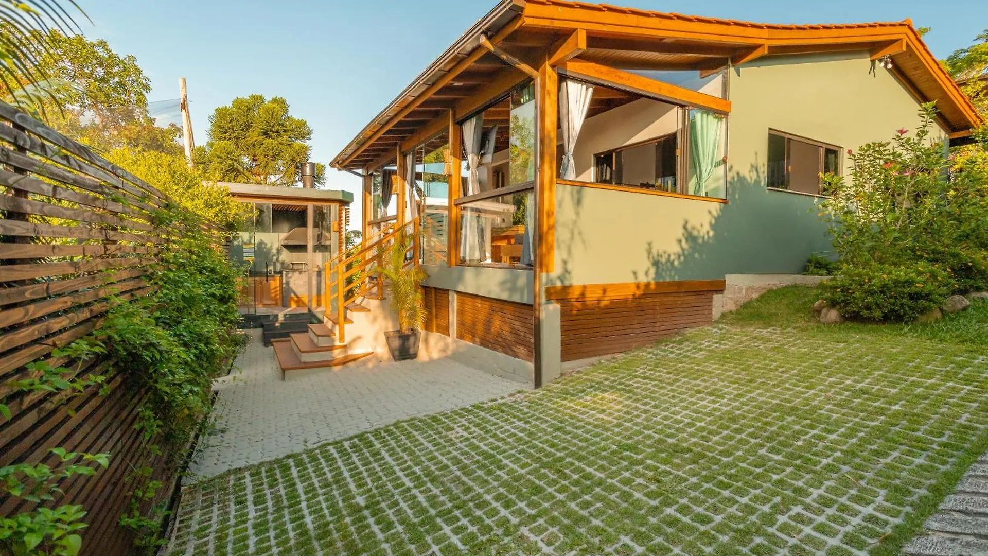 Casa de Férias Recanto Lagoa - Casas Completas Na Beira Da Lagoa Com Piscina Aquecida, Jacuzzi Privativa, Mesa De Sinuca E Muito Mais Praia do Rosa