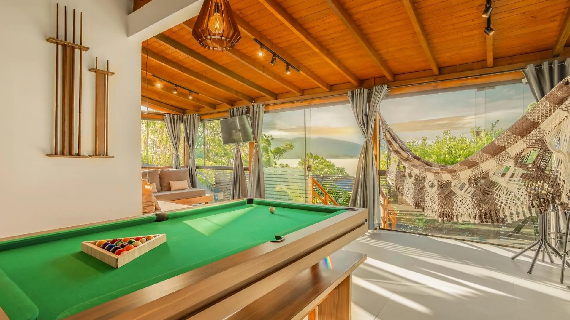 Casa de Férias Recanto Lagoa - Casas Completas Na Beira Da Lagoa Com Piscina Aquecida, Jacuzzi Privativa, Mesa De Sinuca E Muito Mais Praia do Rosa Brasil