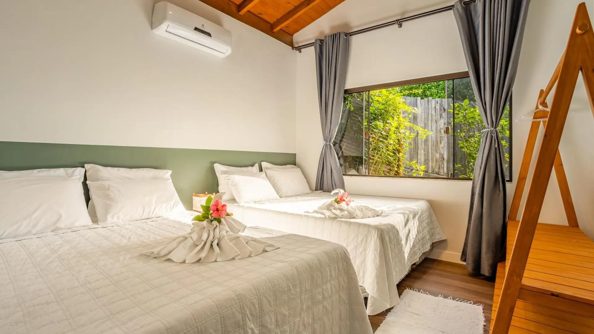 Casa de Férias Recanto Lagoa - Casas Completas Na Beira Da Lagoa Com Piscina Aquecida, Jacuzzi Privativa, Mesa De Sinuca E Muito Mais Praia do Rosa Brasil