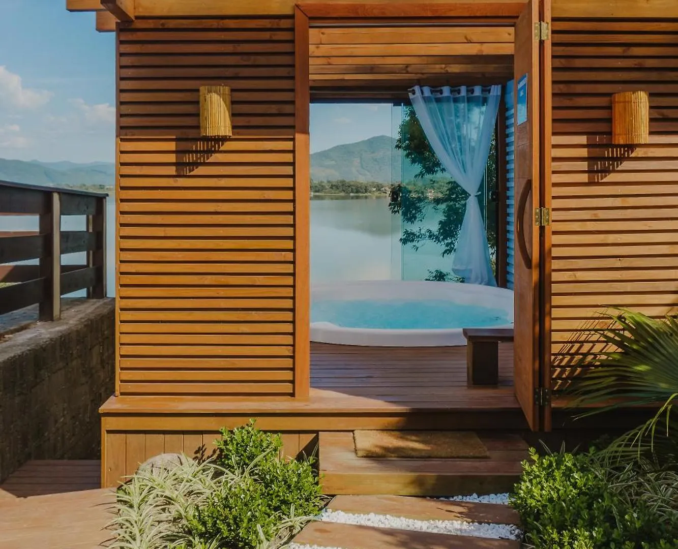 Casa de Férias Recanto Lagoa - Casas Completas Na Beira Da Lagoa Com Piscina Aquecida, Jacuzzi Privativa, Mesa De Sinuca E Muito Mais Praia do Rosa